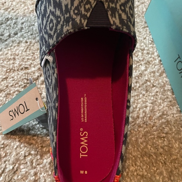 NWT Toms navy ikay diamond print, size 8 - Picture 4 of 6